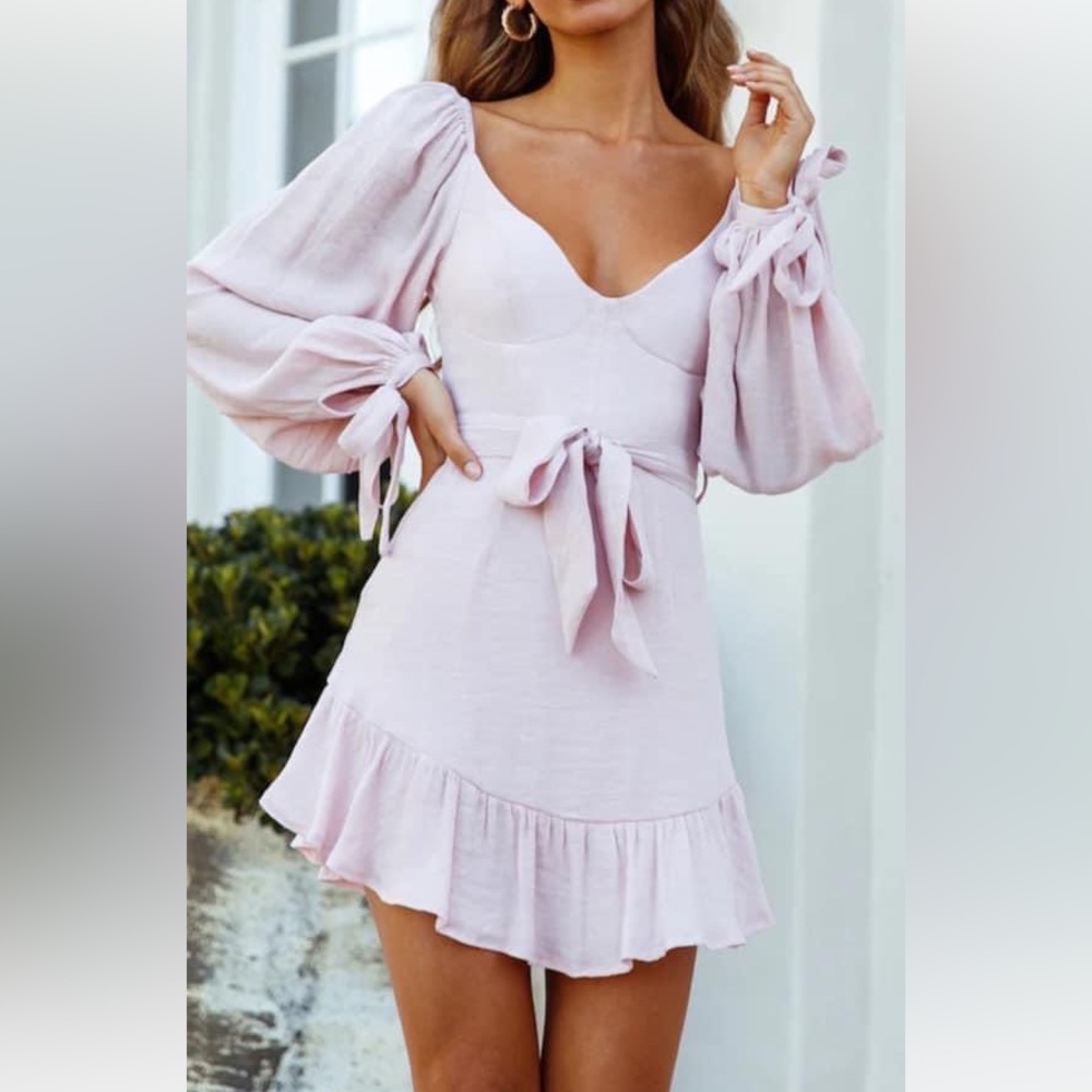 Hello Molly blush pink long sleeve dress. Size 4. New with tags. Pads in
